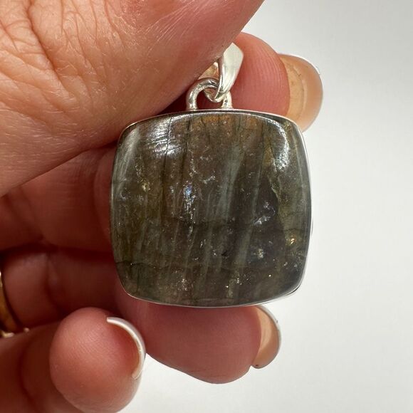 21mm PURPLE FLASH Labradorite pendant in solid sterling silver! - Picture 8 of 11